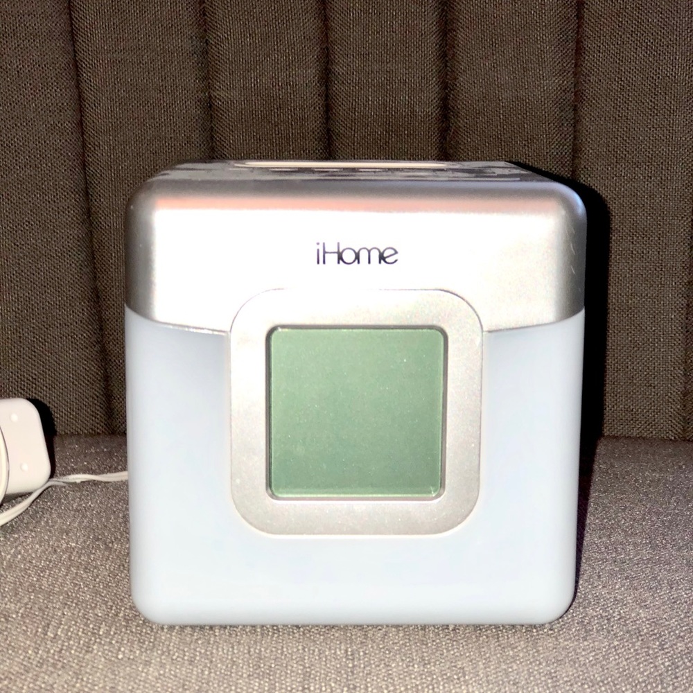 Alarm clock/ iPod/iPhone 4 stereo